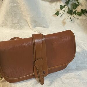 **** Vintage Dooney & Bourke Tan Shoulder/Crossbody Bag